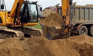 Выкопать яму экскаватором в каменке от 935 руб. - 2Землекопа-Кам